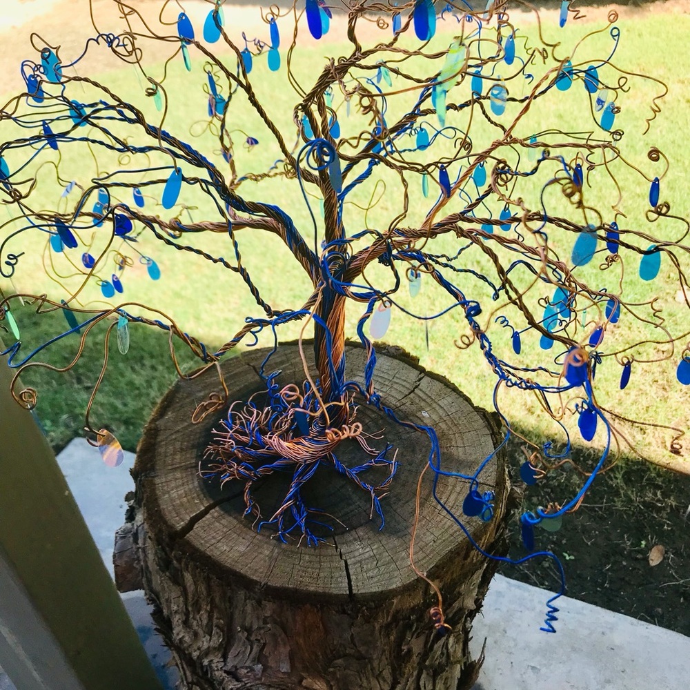 Beautiful blue breezy wire tree (25%=$44) lowest price ever (excluding coupons) - Picture 4 of 7